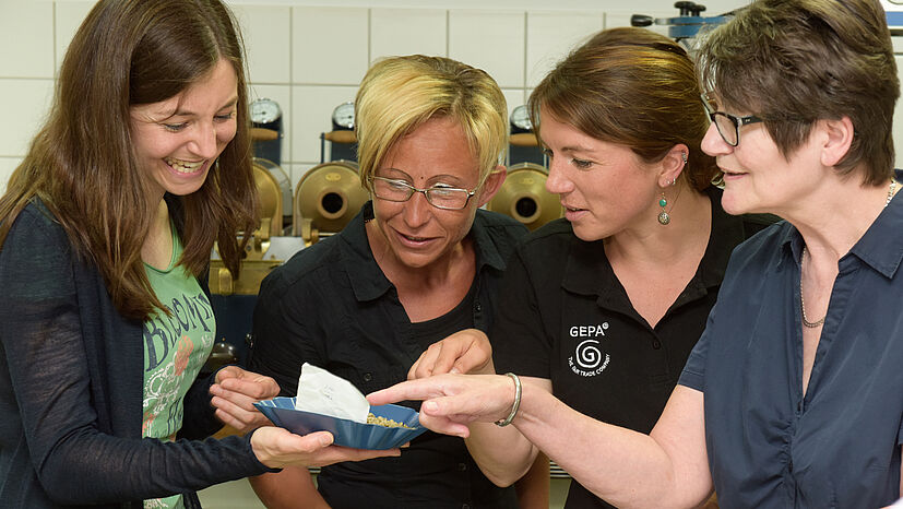 „So kommen die rohen Kaffeebohnen vom Handelspartner bei uns an.“ Alexandra Urban (2. von rechts) mit Judith Weitzel, Karin Drala und Gabriele Czerwonka vom Deutschen Fußballmuseum (v.l.)