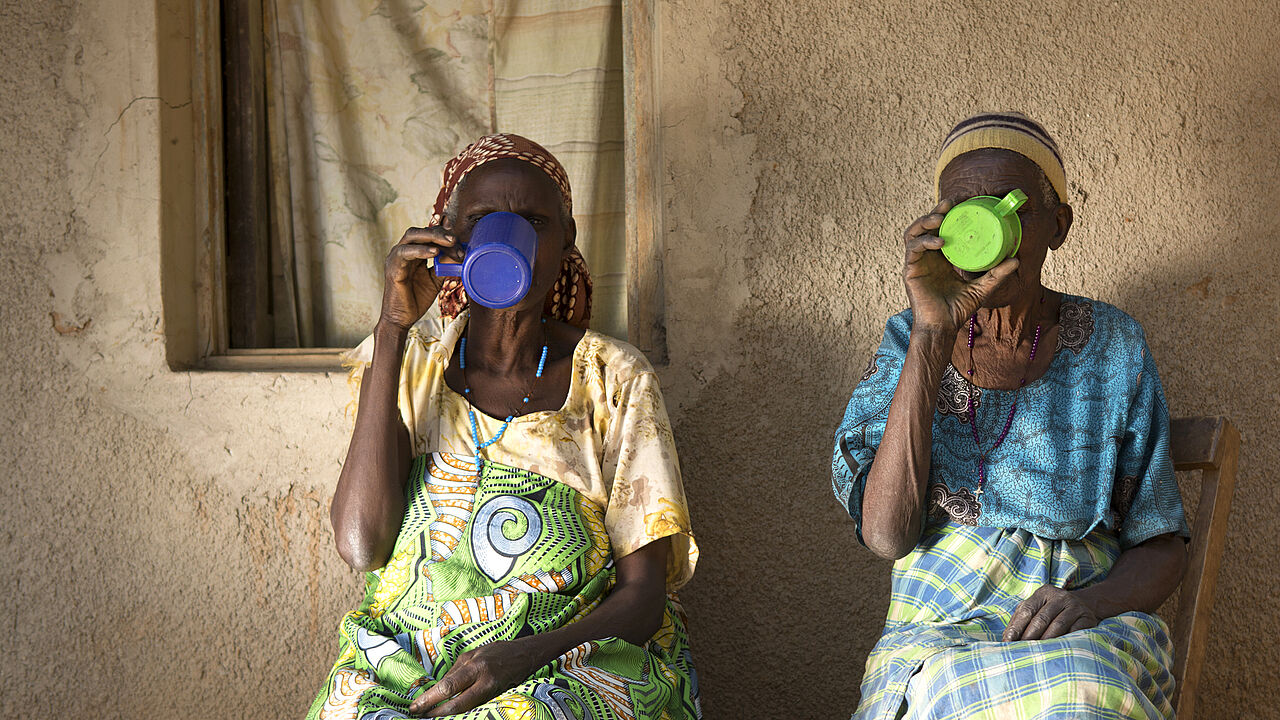 Genießen den von Hand zubereiteten Kaffee: Marita Kigata (rechts) und ihre Nachbarin Federesi Birihisi.