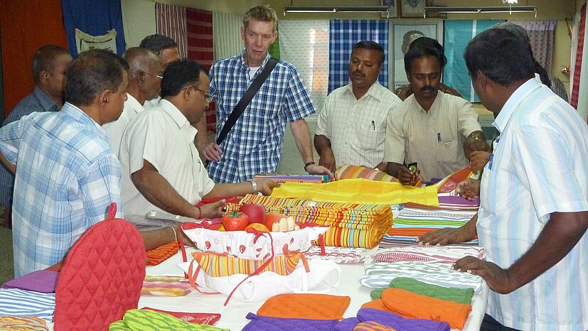 Rolf Bittner, Produktmanager für Handwerk, im Gespräch mit Mitarbeitern von Co-optex in Indien. Von Co-optex beziehen wir z. B. Tischdecken oder Geschirrtücher.