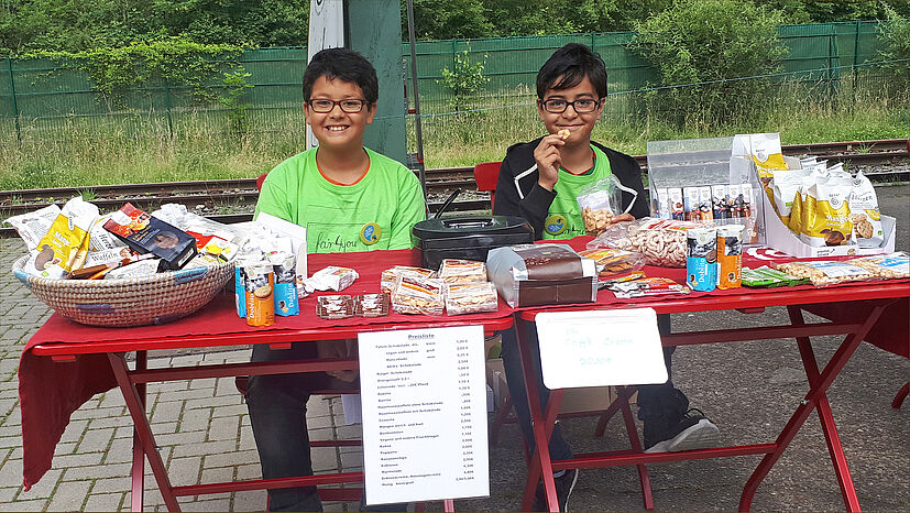 Auch engagierte Jugendliche der Fair4you AG der GEPA-Partnerschule Gesamtschule Barmen waren mit einer Station auf dem Fairen Trassenfest entlang der Strecke vertreten. Hier konnten sich die Teilnehmerinnen und Teilnehmer mit fairen GEPA-Snacks stärken…