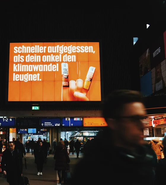 Schriftzug auf der Fläche "Schneller aufgegessen, als dein Onkel den Klimawandel leugnet."