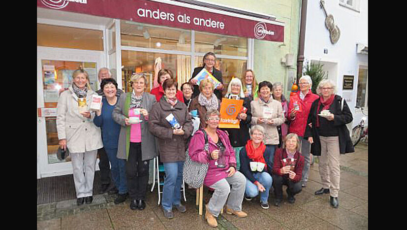 „Anders als andere": Das Team des Weltladens Füssen.