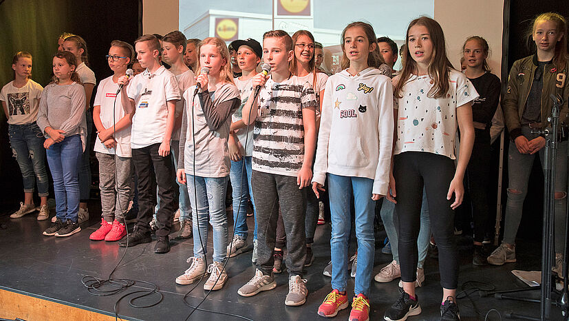 Die engagierten Schülerinnen und Schüler der Friedrich Bayer Realschule hatten eigens für das Faire Trassenfest ein Fair-Trade-Musical eingeübt und vorgeführt.