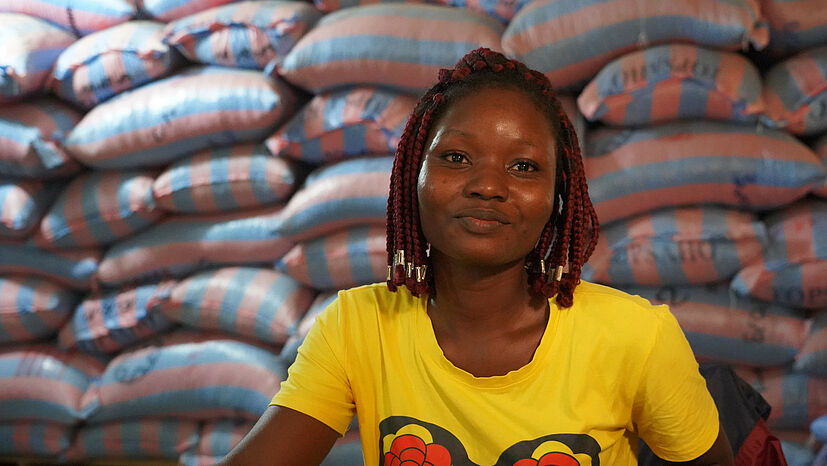 Wie wichtig eine fundierte Ausbildung für die Zukunft ist, zeigt auch das Beispiel von Angèle Wini Gnimle, die beim GEPA-Partner gebana-Togo angestellt ist und das Aufbereitungslager in Badou leitet. Sie ist ausgebildete Agrartechnikerin und zuständig für die Qualitätskontrolle der Kakaobohnen. „Frauen können es auch schaffen! Deshalb ermutige ich Mädchen, sich für die Landwirtschaft zu entscheiden. Vor allem muss man etwas haben und etwas tun, um für sich selbst sorgen zu können.“ Langfristig träumt sie von einem eigenen landwirtschaftlichen Betrieb mit Tierhaltung: „Das ist mein Projekt – und ich muss es realisieren – das ist mein Leben!“ | Foto: GEPA – The Fair Trade Company / A. Welsing