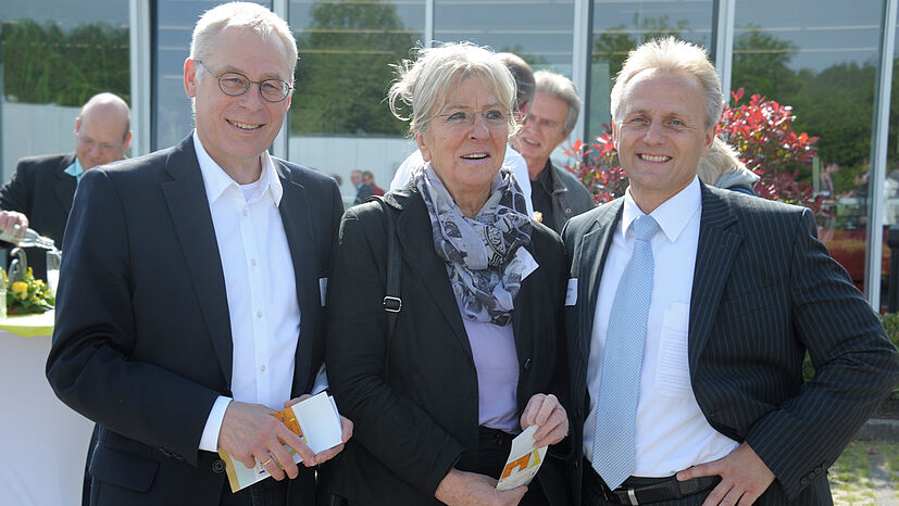 Wuppertals Bürgermeisterin Ursula Schulz zusammen mit Ulrich Gensch (links), Geschäftsführer der GESA mbH, und GEPA-Geschäftsführer Matthias Kroth.