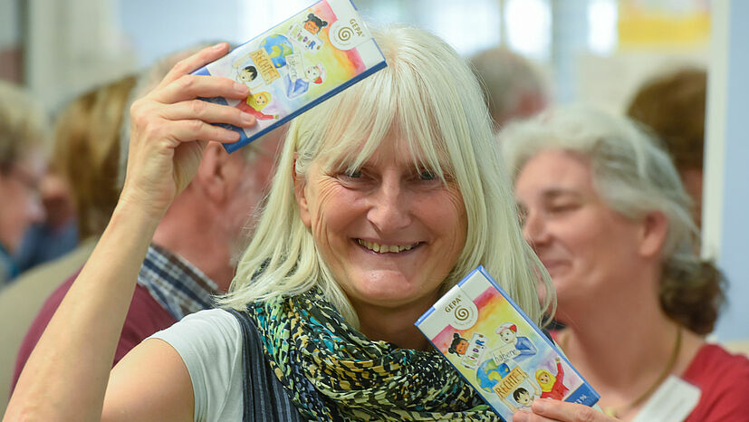 Petra Schürmann, Grundsatzreferentin des Kindermissionswerk „Die Sternsinger”, freut sich über die gemeinsamen Kinderrechte-Schokolade mit der GEPA.