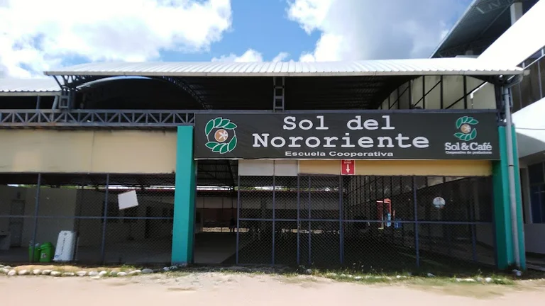 Ein Schulgeb&auml;ude von au&szlig;en. &Uuml;ber dem Eingang steht "Sol del Nororiente. Escuela Cooperativa".