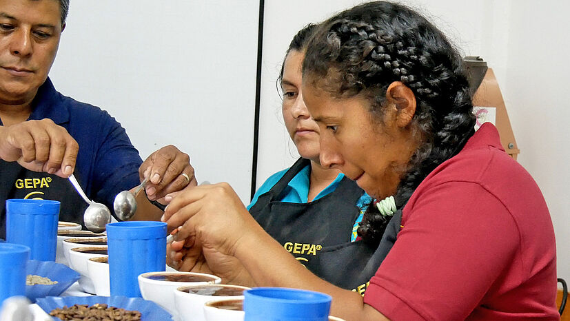 Jetzt geht’s ans Verkosten im Kaffeelabor der Rösterei: Auch hier erhalten die Frauen von APROLMA professionelle Unterstützung. Zum einen von einem Kaffeeverkoster und Röstmeister zum anderen von einem GEPA-Berater, der selbst Kaffee anbaut, verarbeitet und veredelt und Mitglied beim GEPA-Kaffeepartner RAOS ist.