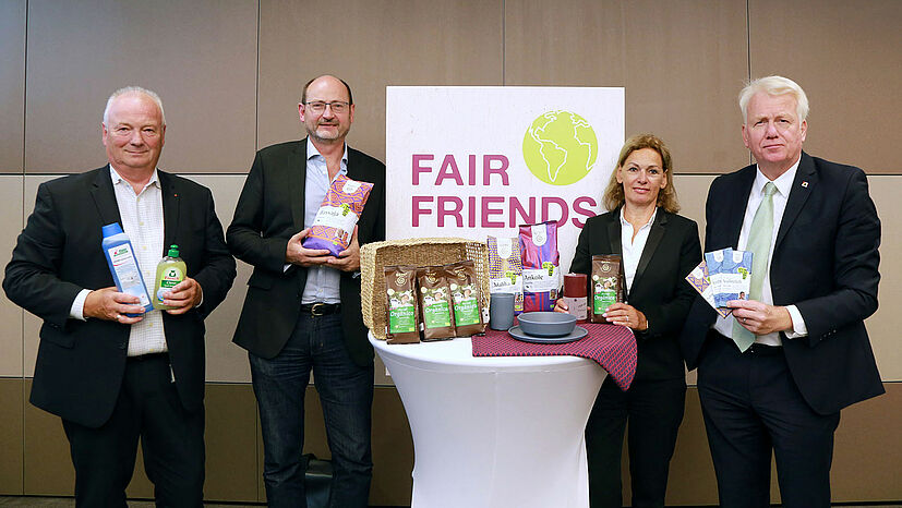 Bei der Eröffnungs-Pressekonferenz der FAIR FRIENDS war auch unser Geschäftsführer für Marke und Vertrieb, Peter Schaumberger (2.v.l.), mit dabei – v.l.: Werner Schulze, Geschäftsführer der tana-Chemie GmbH; Sabine Loos, Hauptgeschäftsführerin der Westfalenhallen Dortmund GmbH; Ullrich Sierau, Oberbürgermeister der Stadt Dortmund.