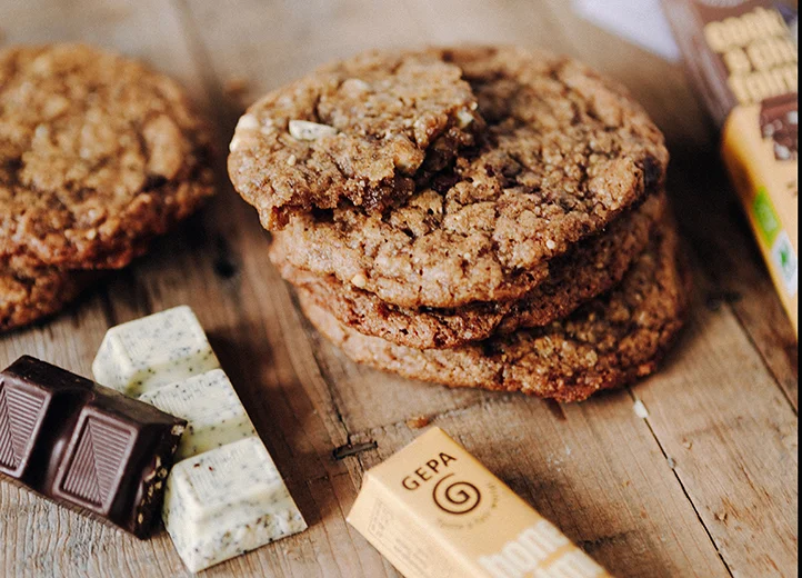 Ein Stapel Cookies und Schokoriegel auf einer Holzplatte