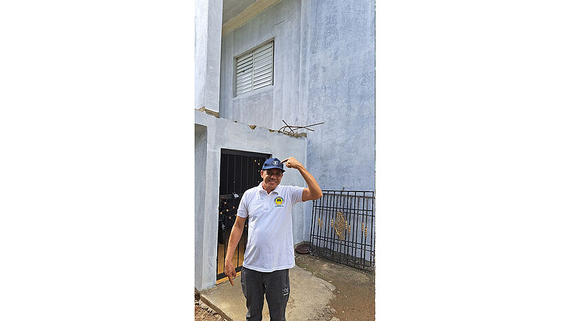 „Der Faire Handel tut mehr  als die Regierung und wir können in Infrastruktur investieren“, sagt William Holguin, der gerade den Rohbau für ein neues Haus errichtet hat. Er ist Josés Bruder, also ebenfalls Sohn eines COOPROAGRO-Gründungsmitglieds.