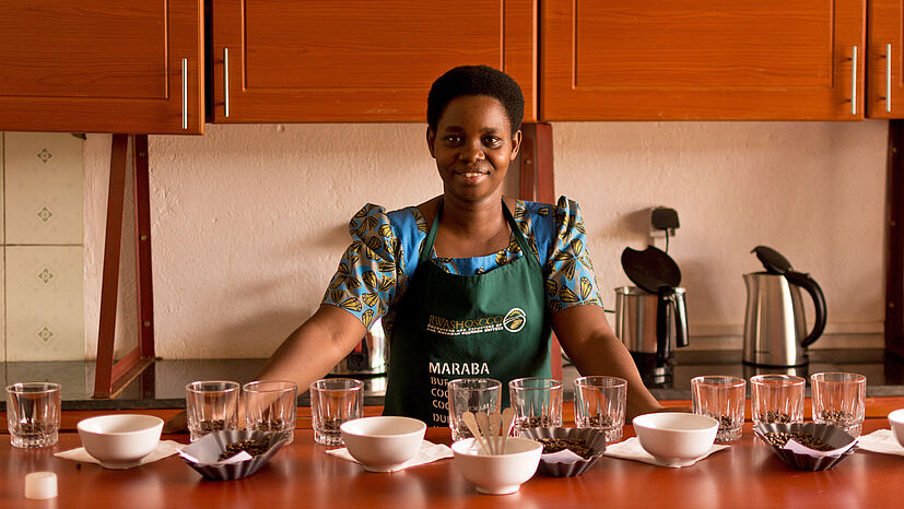 Kaffeetesterin Emertha Mukabavugirise ist für die Qualitätssicherung des Röstkaffees zuständig - und erwartet Exzellenz.