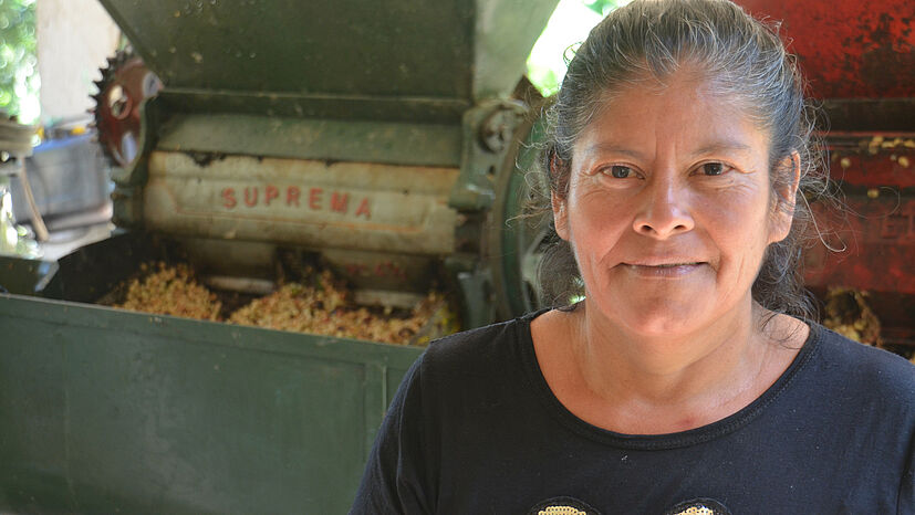 Für ihr „Faires Pfund“ bezieht die GEPA Rohkaffee unter anderem von RAOS in Honduras. Kaffeebäuer*innen wie Evangelina Matute Vasquez konnten mit Unterstützung des Fairen Handels in den Anbau von Bio-Kaffee einsteigen und diesen exportieren. | Foto: GEPA – The Fair Trade Company / Anne Welsing