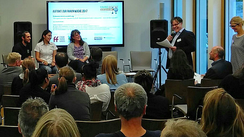 Bei der Podiumsdiskussion im Rahmen der Eröffnungsveranstaltung der Fairen Woche wurde über Perspektiven der Landwirtschaft diskutiert: „Kleinbäuerlich oder industriell - was ist die Zukunft?” Mit dabei auf dem Podium war auch Andrea Fütterer, Leiterin der GEPA-Abeilung Grundsatz und Politik.