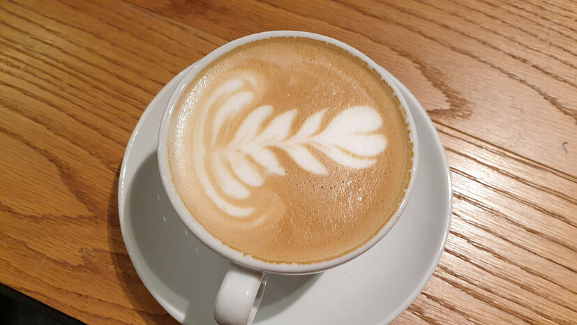 Hochwertiger und fairer GEPA-Kaffee mit Latte Art | Foto: GEPA - The Fair Trade Company