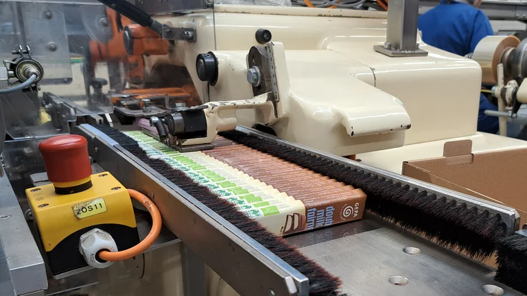 GEPA-Schokoriegel werden auf einem Laufband in einer Fabrik bef&ouml;rdert.