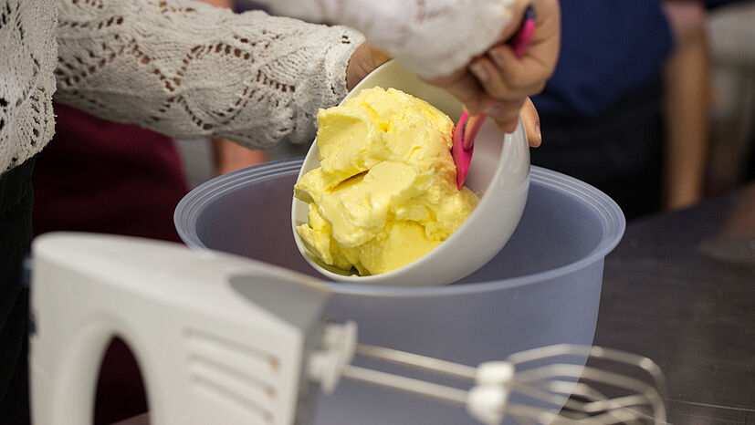 Für das Grundrezept Butter und Zucker mehrer Minuten mit dem Handmixer schaumig schlagen, „damit die Butter sich gleichmäßig verteilt“, weiß Konditormeisterin Julia Bottler. 