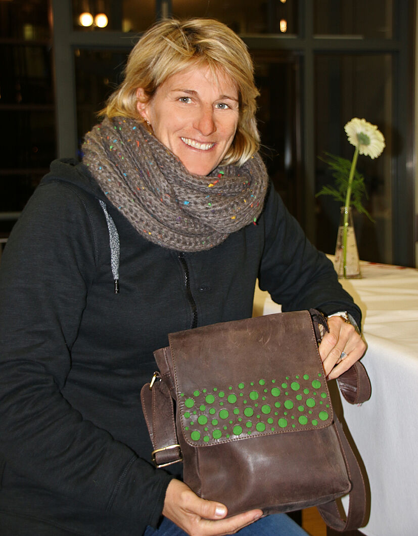 Silke Rottenberg mit ihrer GEPA-Tasche, die wir vor längerer Zeit im Sortiment hatten: „Ich trage sie immer noch gerne.“