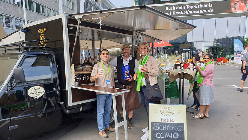 Vor dem Fußballmuseum schenkte Harry von Löwis (Mitte) mit  einer Firma „Café Hin & Weg“ GEPA-Kaffeespezialitäten aus. Hier mit José Garcia und Petra Münchmeyer vom GEPA-Außer-Haus-Service.