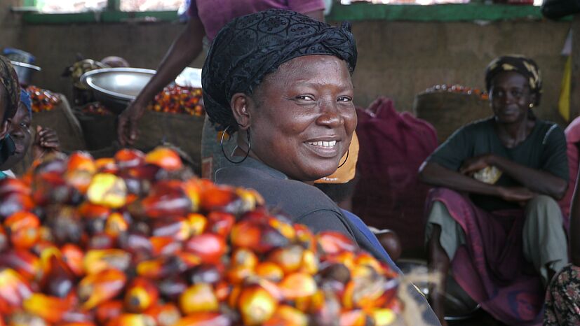 Pionierleistung: Bio-faires Palmfett z. B. für die Füllungen in Schokoriegeln beziehen wir von der Organisation Serendipalm in Ghana. Kleinbauern ernten die Früchte in ihren eigenen Palmenhainen. Weder wurde dafür Wald gerodet noch Menschen vertrieben.