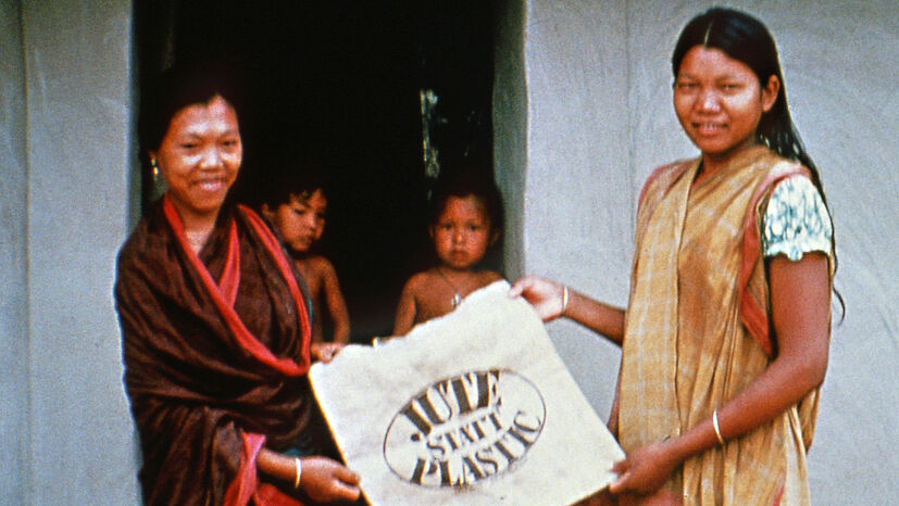 Rückblick: Frauen in Bangladesch fertigten die Original-Jutetaschen von Hand. Bis heute arbeitet die GEPA mit der Organisation „CORR – the Jute Works” zusammen.