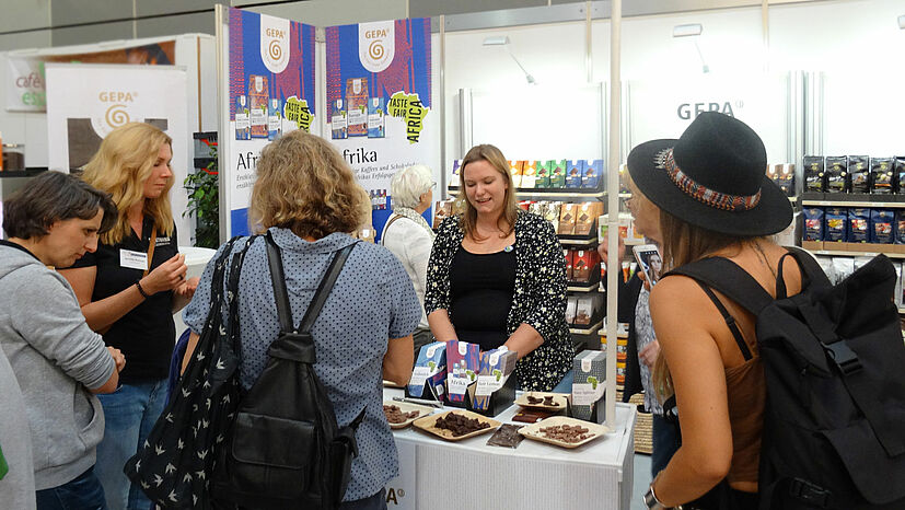 Michele Kremer vom Regionalen Fair Handelszentrum FAIRKAUF der GEPA, bringt die Besucherinnen und Besucher auf den richtigen Geschmack: Beim Schokotasting konnten sie sich durch unser Sortiment an hochwertigen Fair Trade-Schokoladen probieren.