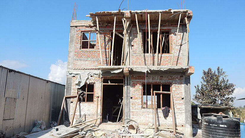 Wir sehen uns auch die neue Trockenverarbeitungsanlage in Kathmandu an. Zum Zeitpunkt unseres Besuches hat sie noch kein Dach - inzwischen ist sie fast fertig gestellt. Das Land, auf dem sie steht, gehört CCU Lalitpur, sodass der Verband in Zukunft keine Pacht mehr dafür bezahlen muss.