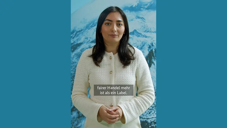 Reem Alabali-Radovan vor einer Aufnahme der Weltkugel.