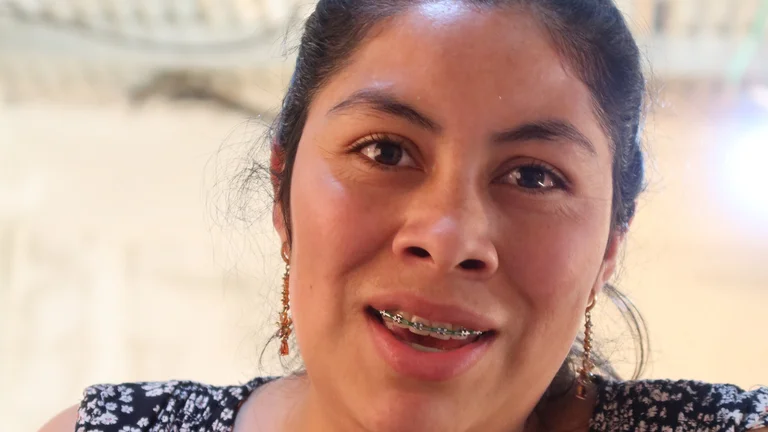 Portrait einer lateinamerikanischen Frau mit Zahnspange