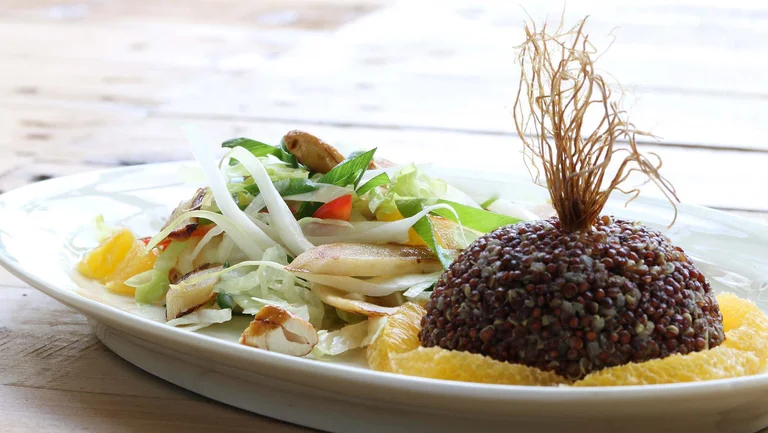 Dunkler Quinoa-Salat mit Blattsalat-Beilage