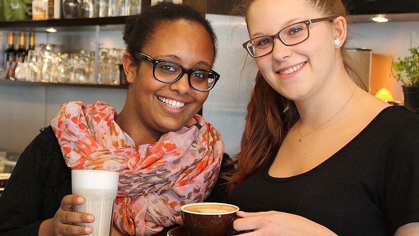 Ein Stück Himmel auf Erden in Frankfurt: Das café awake nennt sich selbst "social coffee company" und überzeugt seine Gäste mit duftendem GEPA-Kaffee und köstlichen Snacks.