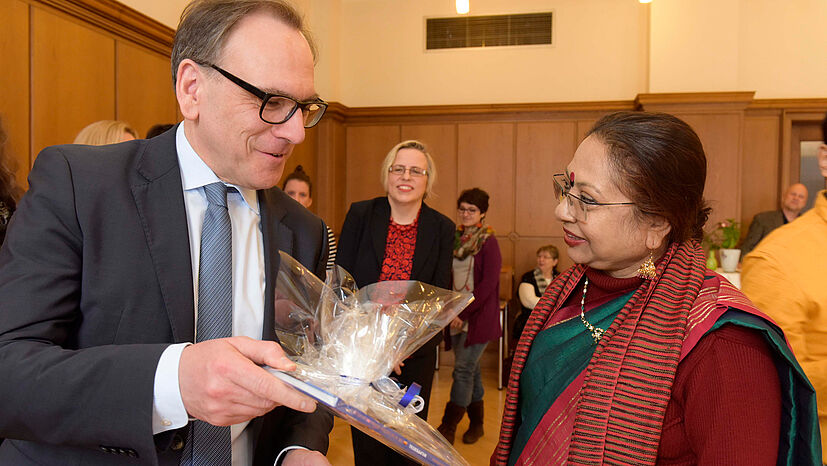 Umgekehrt hat die Stadt Wuppertal auch ein Geschenk für die indischen Gäste: Ein Stadtführer für die Stadt mit der Schwebebahn. Oberbürgermeister Andreas Mucke überreicht ihn EMA-Geschäftsführerin Swapna Das.