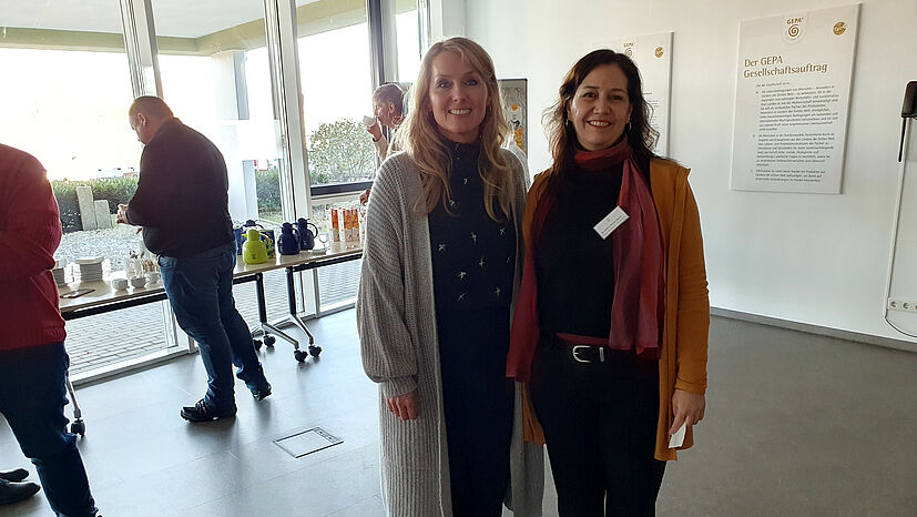 Verena Albert (Abteilung Grundsatz und Politik bei der GEPA) mit Dr. Andréa Moraes Barros, Projektkoordinatorin Multiakteurs-Partnerschaft Orangensaft bei der Christlichen Initiative Romero.