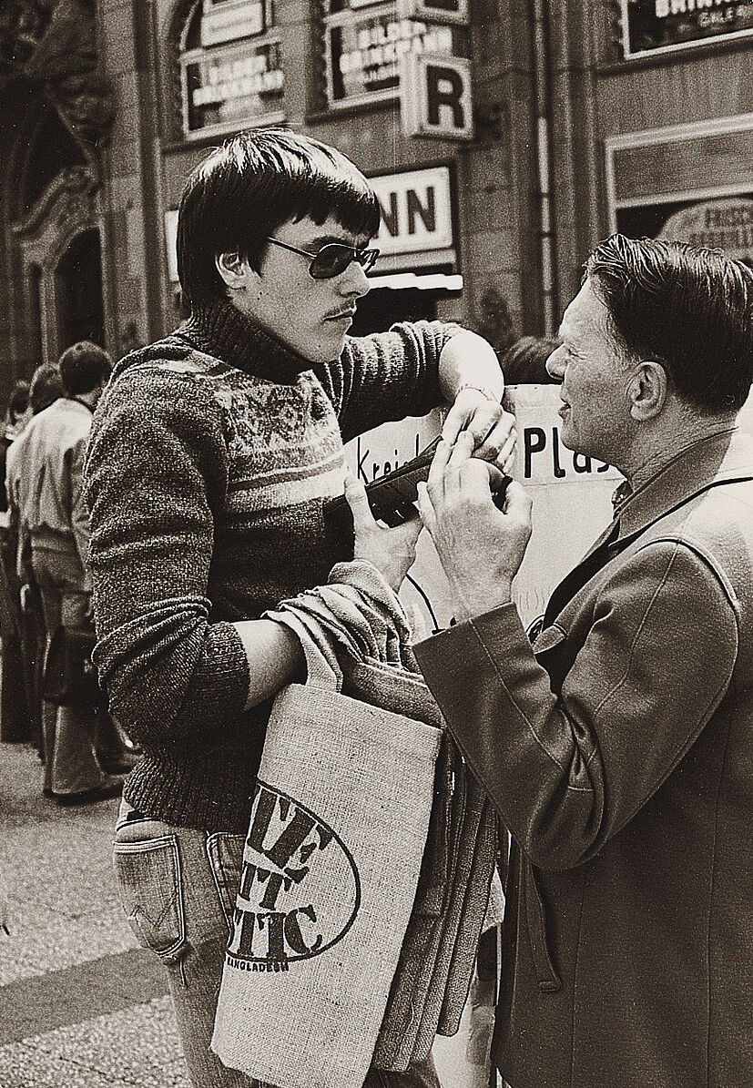 Aktion Jutetasche mit einem Engagierten in Fußgängerzone Ende der 70er-Jahre. Sie wurde zum Symbol einer alternativen Lebensform. | Foto: GEPA – The Fair Trade Company