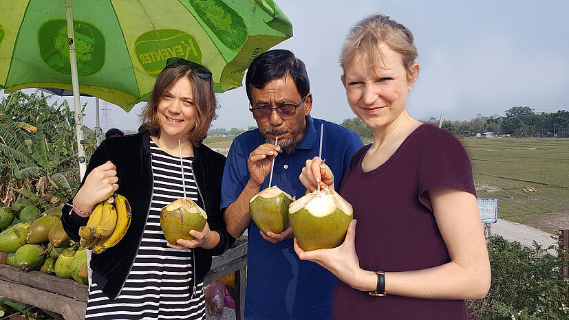 Kurzer Stopp bei einem Kokosnuss-Stand am Straßenrand, um sich mit Kokoswasser zu erfrischen. Hier Meike Natrop (links), GEPA-Sortimentsmanagerin Tee, und Prem Tamang (Mitte), TPI Koordinator.