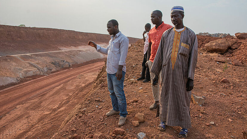  Direkt hinter dem alten Dorf Hamdallaye in Guinea entsteht eine Bahnstrecke für den Bauxit-Transport.  