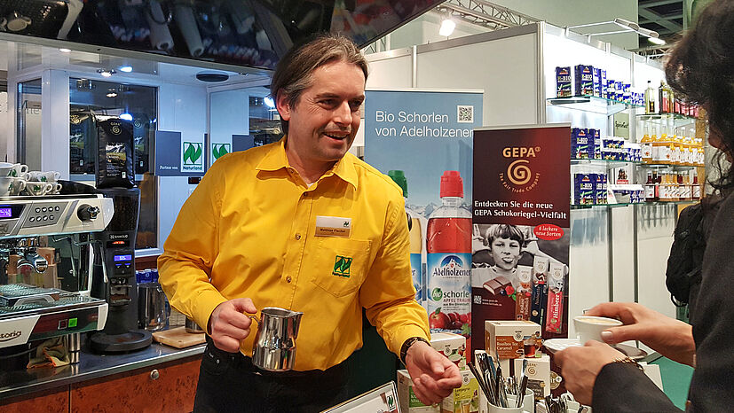 Matthias Fischer freut sich darauf, Ihnen im Naturland Café beim Naturland-Gemeinschaftsstand (Halle 1.2 / Stand 221) faire GEPA-Kaffeespezialitäten zuzubereiten!