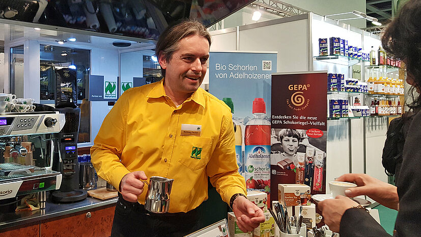 Matthias Fischer freut sich darauf, Ihnen im Naturland Café beim Naturland-Gemeinschaftsstand (Halle 1.2 / Stand 221) faire GEPA-Kaffeespezialitäten zuzubereiten!