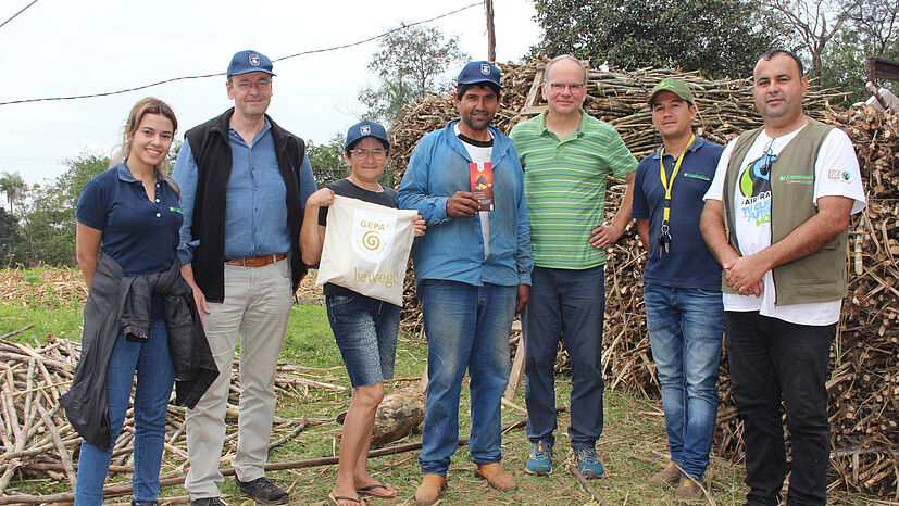 Markus Kruschewsky (GEPA-Einkaufsmanager Lebensmittel und Zucker, 2. v.l.) und Stephan Beck (Abteilungsleiter Einkauf & Qualitätssicherung, 3. v.r.) besuchten bei ihrer Paraguay-Reise u.a. unseren Zuckerpartner Manduvirá.