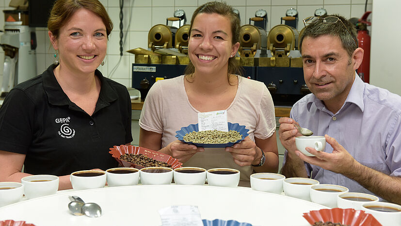 V.l.: Alexandra Urban (Leiterin des Produktmanagements/Beschaffung Kaffee) mit Nikola Altenbeck (Gastronomie-Leiterin beim Deutschen Fußballmuseum) und José Garcia (GEPA-Außer Haus) beim Verkosten im Kaffeelabor.