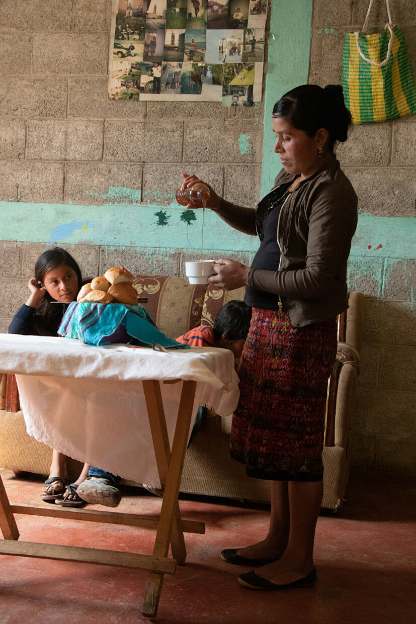 Carlos‘ Frau María Recinos bereitet für alle Honigbrote vor. Die Familie isst ihren eigenen Honig auch selbst. | Foto: GEPA – The Fair Trade Company / Nova TV Guatemala