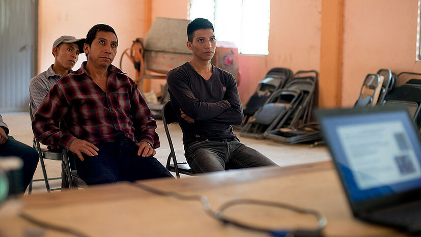 Auch die regelmäßige Weiterbildung gehört für Juan Carlos und andere Imker*innen zu ihrem Beruf. | Foto: GEPA – The Fair Trade Company / Rafael Solórzano, Mexiko