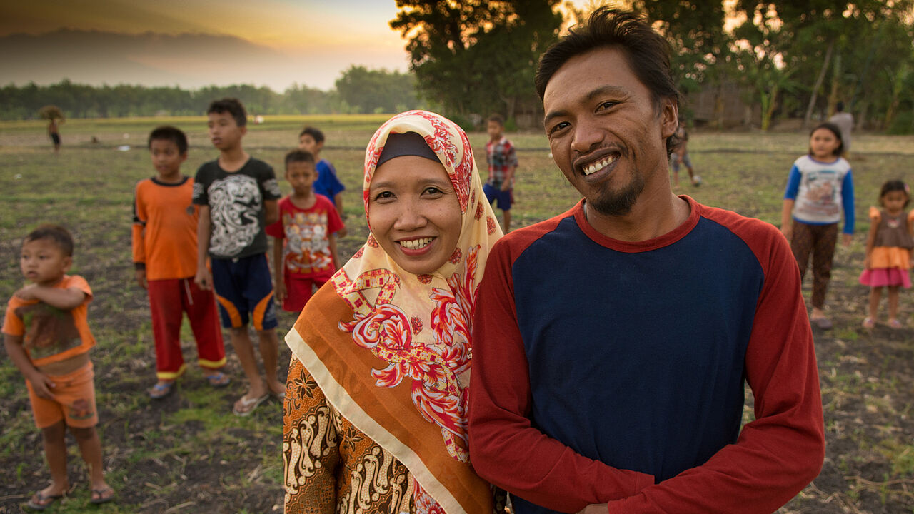 Sumiati erwirtschaftet das einzige stabile Einkommen der Familie – ihr Mann Faris arbeitet hauptsächlich auf dem Reisfeld.