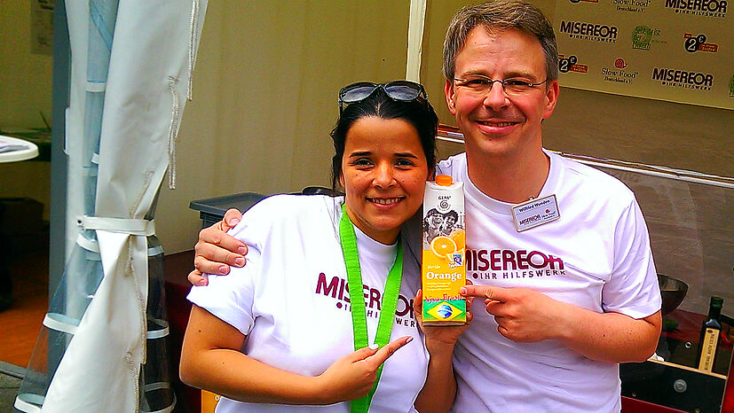 Ana Asti von Fairtrade-Town Rio de Janeiro sowie ehemalige Vizepräsidentin der WFTO mixte gemeinsam mit Wilfried Wunden, Referent für Fairen Handel bei MISEREOR, leckere Erfrischungen mit unserem Fair Trade-Orangensaft Merida.