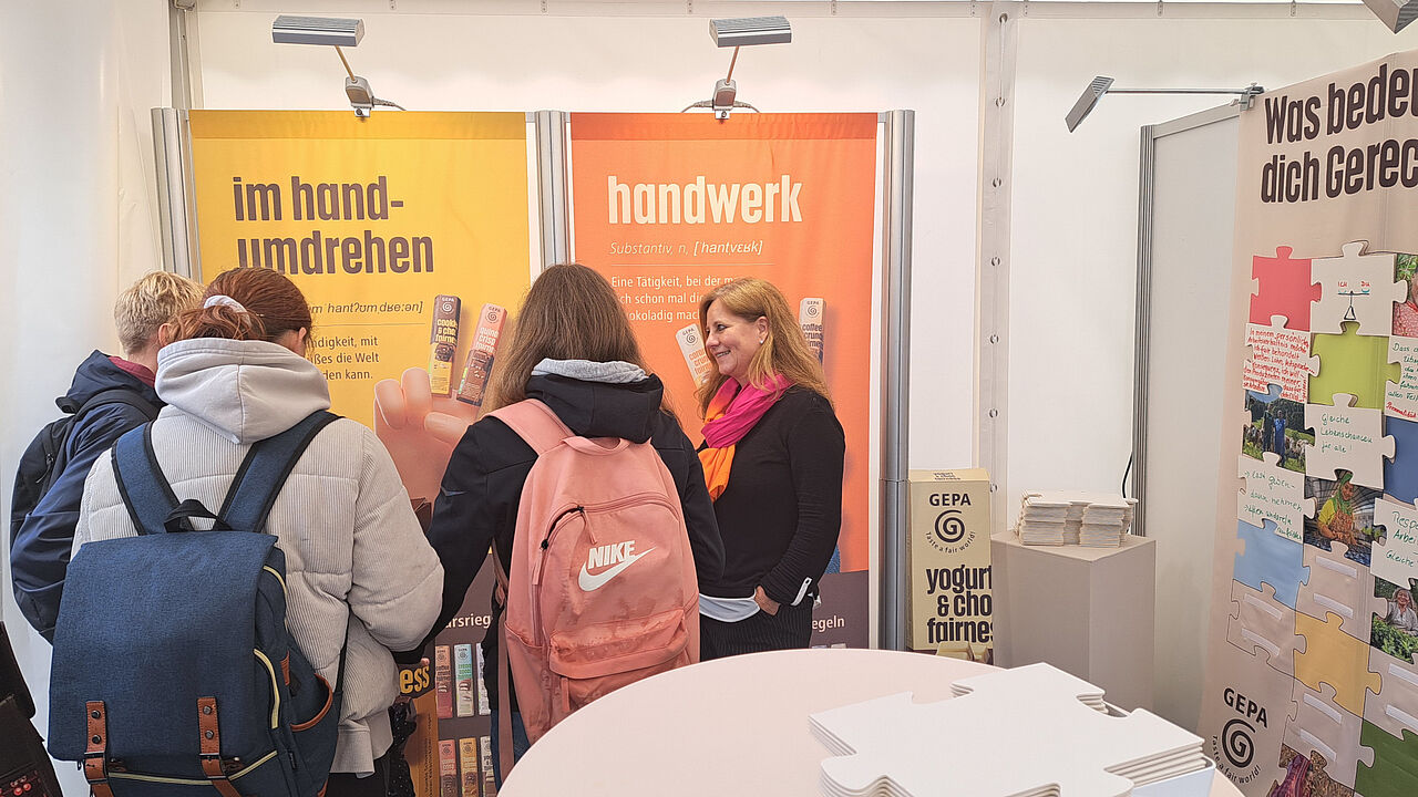 Silke Bodora (Teamleitung Trademarketing) führte am GEPA-Stand die Gewinnspiele durch und beantwortete Interessierten alle Fragen.