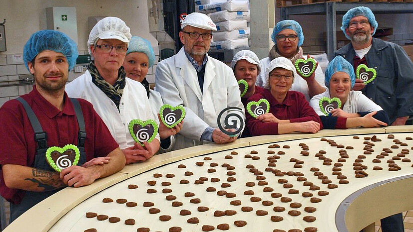 In der Weihnachtszeit sorgen die Lebkuchenherzen und Pfeffernüsse für Adventsstimmung, die das Team von Schulze Ladencafé in Borgholzhausen für die GEPA herstellt.