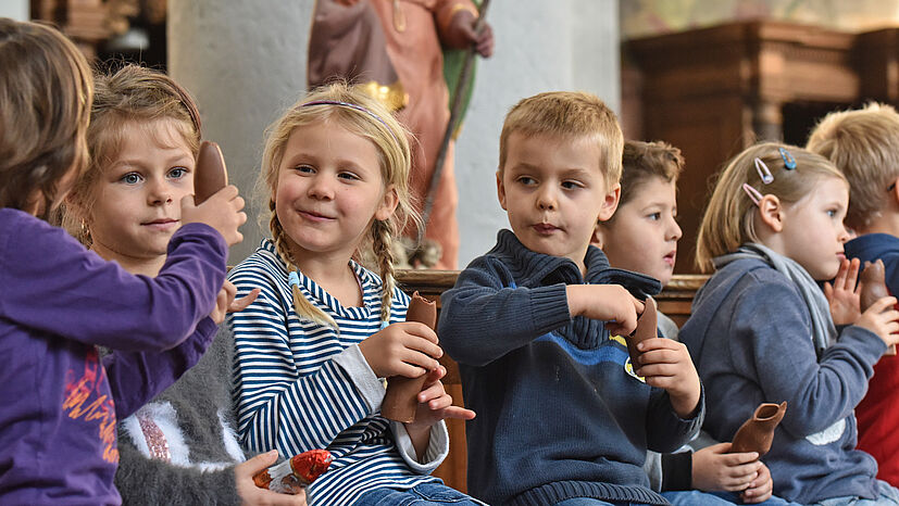 Schokoladig lecker und originalgetreu mit Mitra und Bischofsstab: So erobert der echt faire GEPA-Nikolaus die Herzen der Kinder. Am Ende des Termins waren sich alle einig: „Am schönsten war das Schokolade essen!“