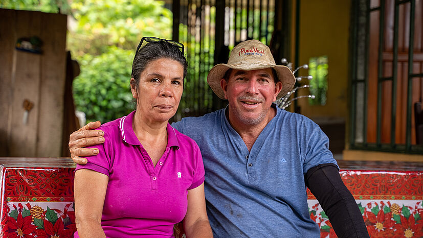 Der Verkauf von frischen Kaffeekirschen an COOPEAGRI sichert das Haupteinkommen von Fernando und Maria. Sie sind seit 29 Jahren verheiratet.