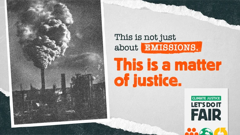Hauptmotiv der Klimakampagne „Climate Justice Let’s Do It Fair“ mit dem Schriftzug: „This is not just about emissions. This is a matter of justice.” Collagenartig kombiniert dazu ein schwarz/weiß-Foto einer Indutrieanlage mit rauchendem Schornstein.