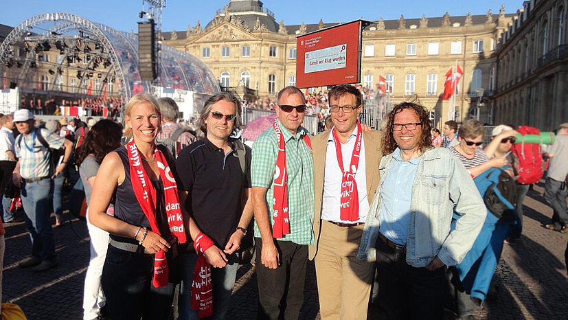 Der Kirchentag hat uns Platzkarten für den Eröffnungsgottesdienst zur Verfügung gestellt - unser AHS-Team war dort: v.l.n.r. Petra Münchmeyer (Key Account Managerin für Kirche und Verbünde), Matthias Fischer (Barista Ape Mercedesstraße), Andreas Weis (Backoffice AHS), Dirk Becker (Vertriebsleiter AHS) und Joachim Macioschek (Außendienstmitarbeiter für Baden Württemberg und Rheinland-Pfalz)